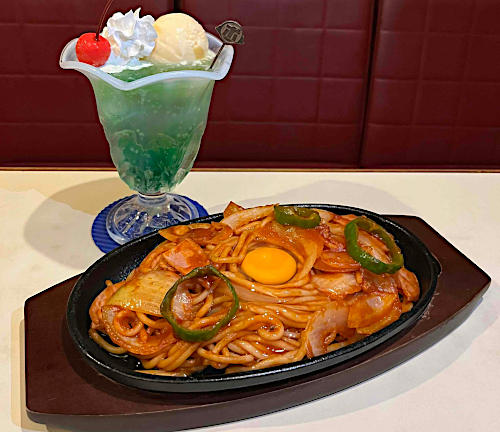 喫茶ポエムのクリームソーダとナポリタン