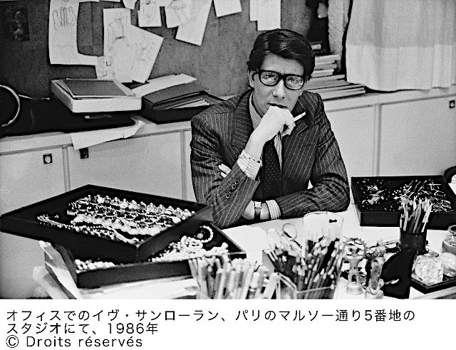 オフィスでのイヴ・サンローラン