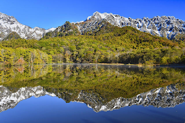 紅葉の鏡池(戸隠)