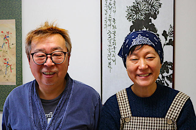 新川信一さんと妻の朴銀璟(うんぎょん)さん